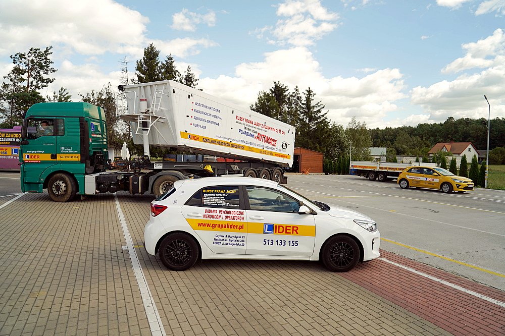 Samochód z przyczepą