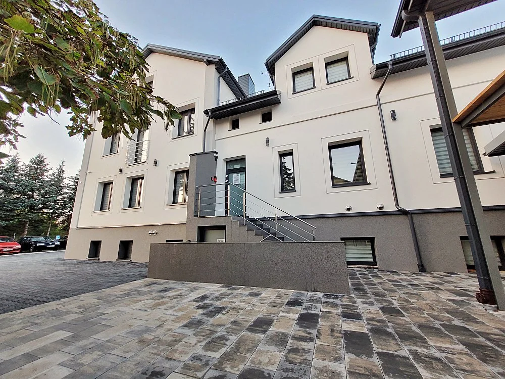 Budynek szkoły jazdy — widok z zewnątrz