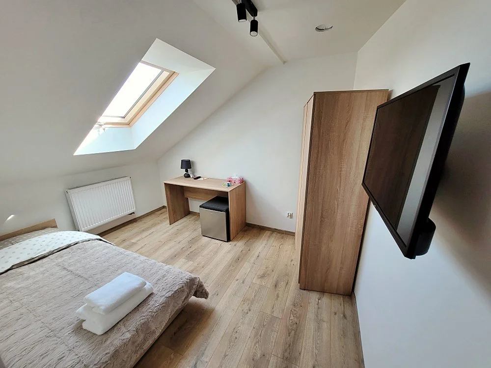 Pokój hotelowy — łóżko, TV, biurko